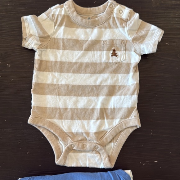 3 Gap Onesies with Bear Embroidery - 100% cotton - Picture 6 of 6